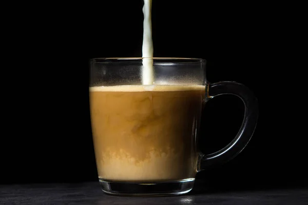 Crème Wordt Gegoten Koffie Een Zwarte Achtergrond Tonic Koffie Drinken — Stockfoto