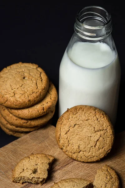 Oatmeal Cookies Bottle Milk Black Background Light Tasty Dessert Healthy — Stock Photo, Image