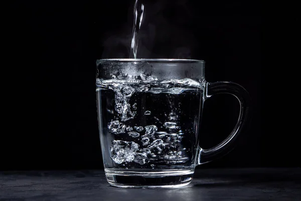 Forró Vizet Öntenek Egy Pohárba Fekete Alapon Forró Ivóvíz — Stock Fotó