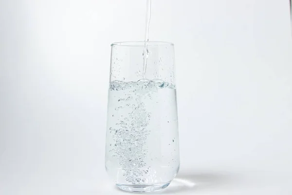 Água Potável Derramada Copo Fundo Branco Água Potável Pura Sede — Fotografia de Stock
