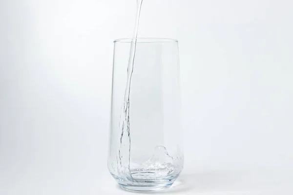 Agua Potable Vierte Vaso Sobre Fondo Blanco Agua Potable Pura — Foto de Stock