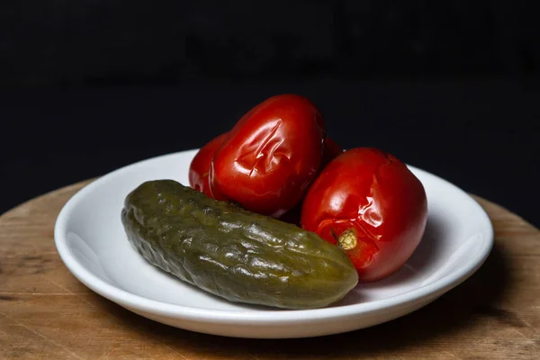 Légumes Marinés Sur Fond Noir Moyen Préserver Nourriture Tomates Concombres — Photo