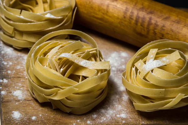 Pasta Nestelt Een Houten Achtergrond Vorm Van Pasta Traditionele Keuken — Stockfoto