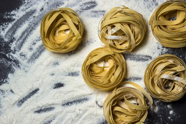 Pasta Nestelt Bloem Een Zwarte Achtergrond Vorm Van Pasta Traditionele — Stockfoto
