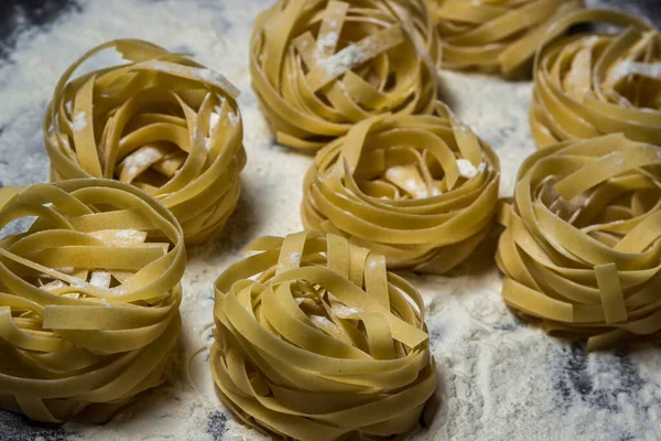 Pasta Nestelt Bloem Een Zwarte Achtergrond Vorm Van Pasta Traditionele — Stockfoto