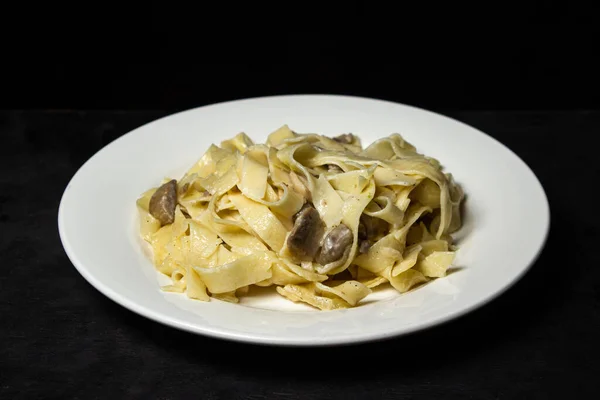 Italiaanse Pasta Met Champignons Een Zwarte Achtergrond Traditionele Huisgemaakte Gerechten — Stockfoto