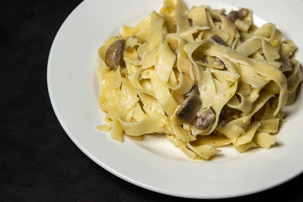 Italiaanse Pasta Met Champignons Een Zwarte Achtergrond Traditionele Huisgemaakte Gerechten — Stockfoto