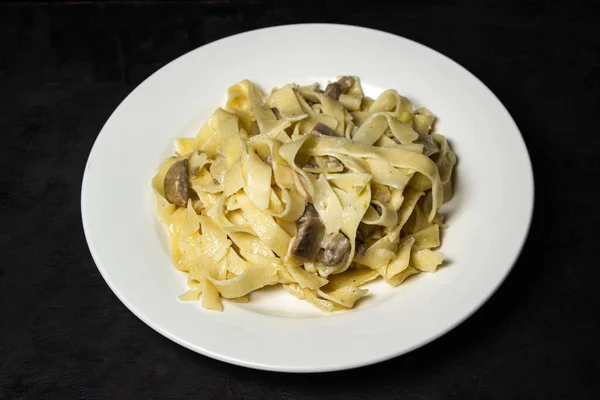 Italienische Pasta Mit Pilzen Auf Schwarzem Hintergrund Traditionelle Hausmannskost — Stockfoto