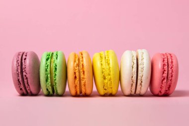 Pembe arka planda renkli badem kurabiyeleri. Hafif ve lezzetli bir tatlı. geleneksel tatlı