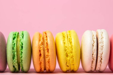 Pembe arka planda renkli badem kurabiyeleri. Hafif ve lezzetli bir tatlı. geleneksel tatlı