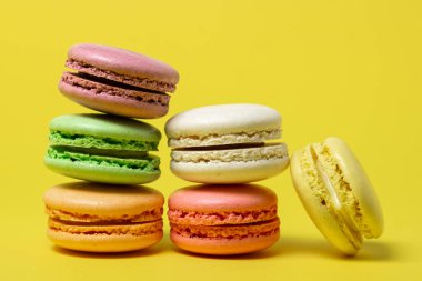 Sarı arka planda renkli badem kurabiyeleri. Hafif ve lezzetli bir tatlı. geleneksel tatlı