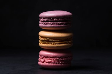 Siyah arka planda renkli badem kurabiyeleri. Hafif ve lezzetli bir tatlı. geleneksel tatlı