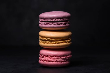 Siyah arka planda renkli badem kurabiyeleri. Hafif ve lezzetli bir tatlı. geleneksel tatlı