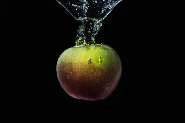 Uma Maçã Cai Água Sobre Fundo Preto Lavagem Frutas — Fotografia de Stock