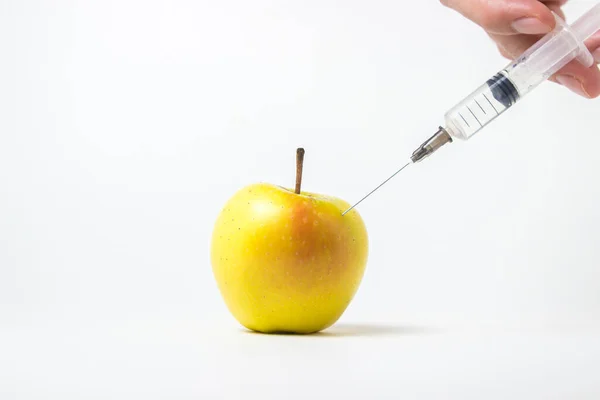 Concepto Modificación Genética Frutas Una Jeringa Inyecta Una Sustancia Química —  Fotos de Stock