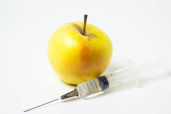 Concetto Modificazione Genetica Della Frutta Una Siringa Inietta Una Sostanza — Foto Stock