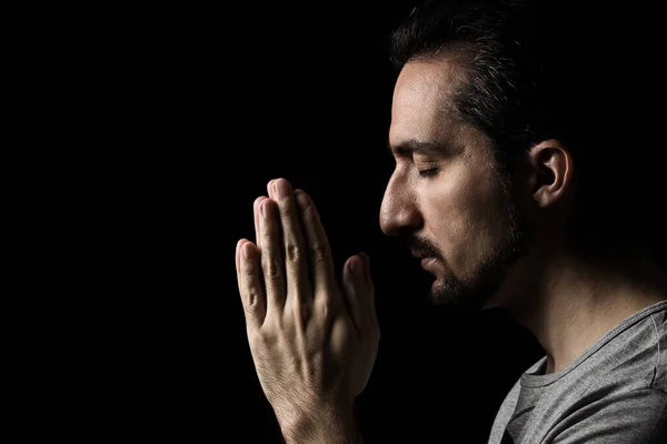 Hombre Doblando Sus Manos Oración Dios Sobre Fondo Negro Oración — Foto de Stock