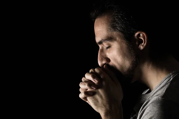 Man Vouwt Zijn Handen Gebed Tot God Een Zwarte Achtergrond — Stockfoto
