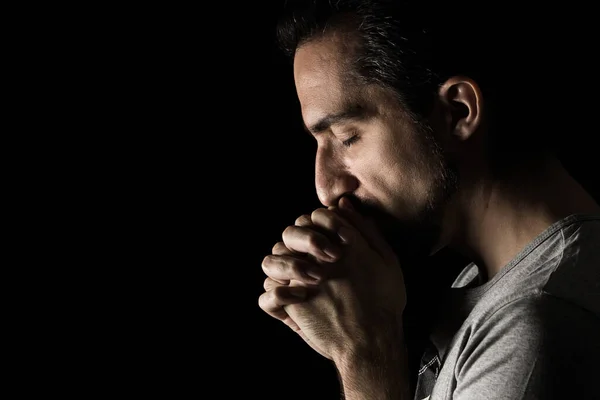 黒い背景の上で神に祈りを捧げる男 幸福とより良い生活のために神に祈りなさい 罪を悔い改めるのです 神との統一 ロイヤリティフリーのストック写真