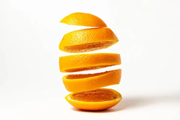 Нарезанный Апельсин Изолирован Белом Фоне Оранжевый Нарезанный Круглыми Ломтиками Зрелые — стоковое фото