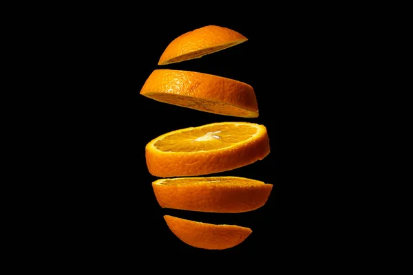 Sliced Oranje Geïsoleerd Zwarte Achtergrond Oranje Gesneden Ronde Plakjes Rijpe — Stockfoto