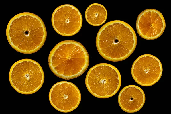 Нарезанный Оранжевый Выделен Черном Фоне Оранжевый Нарезанный Круглыми Ломтиками Зрелые — стоковое фото