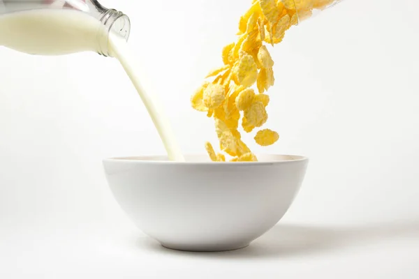 Кукурузные Хлопья Молоко Наливают Тарелку Готовить Вкусный Здоровый Завтрак Здоровое — стоковое фото