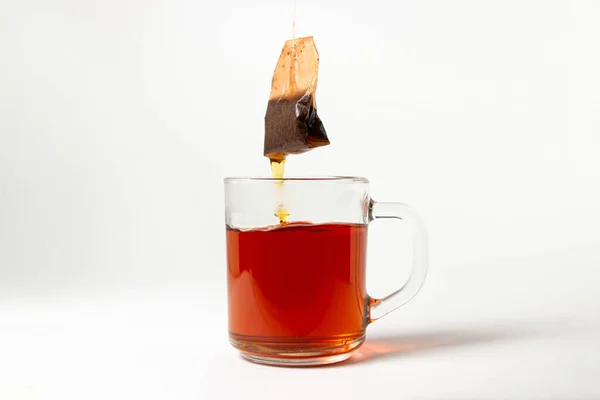 Сваренный Чайный Пакетик Прозрачном Стекле Белом Фоне Быстрый Способ Приготовить — стоковое фото