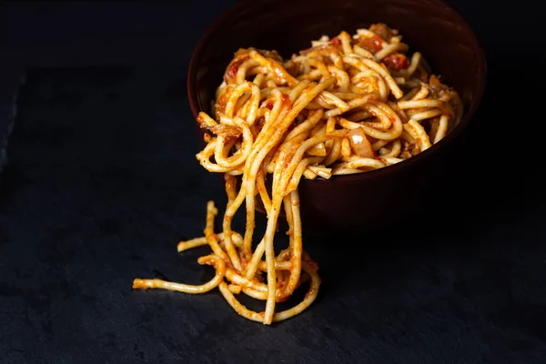 Spaghetti Tomatensauce Auf Schwarzem Hintergrund Spaghetti Fallen Aus Dem Teller — Stockfoto