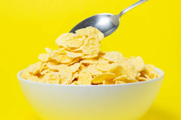 Кукурузные Хлопья Жёлтом Фоне Полезный Вкусный Завтрак Диетическая Еда — стоковое фото