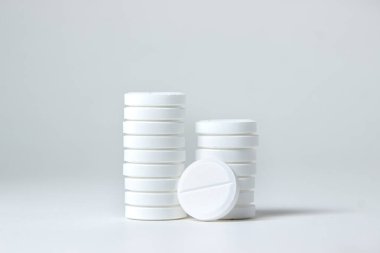 Beyaz arka planda beyaz haplar. Haplarla önleme ve tedavi. Vitamin hapları