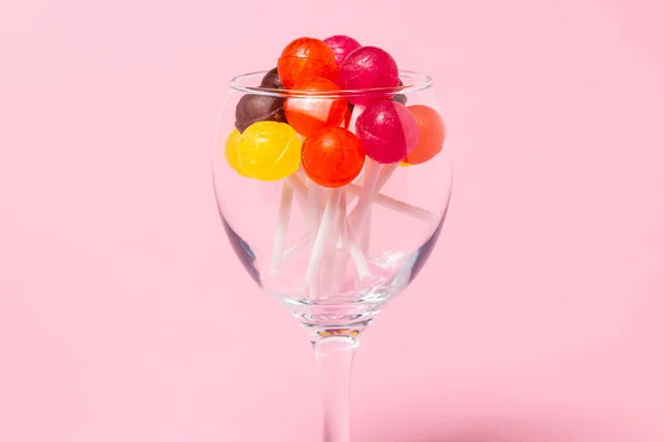 Pembe Arka Planda Bir Bardakta Lolipoplar Çeşitli Meyveli Şekerler Tatlı — Stok fotoğraf