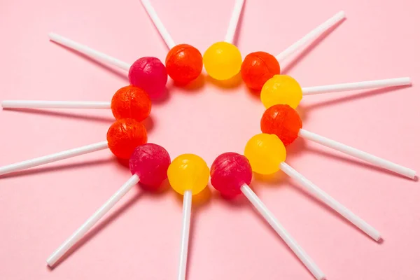 Pirulitos Expõem Forma Círculo Contexto Rosa Vários Doces Fruto Doce — Fotografia de Stock