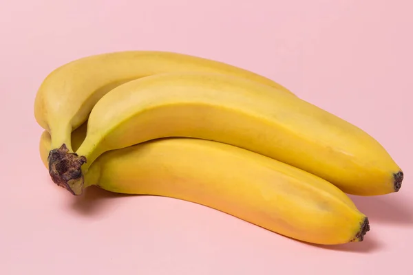 Plátanos Sobre Fondo Rosa Manojo Plátanos Amarillos Maduros Frutas Exóticas —  Fotos de Stock