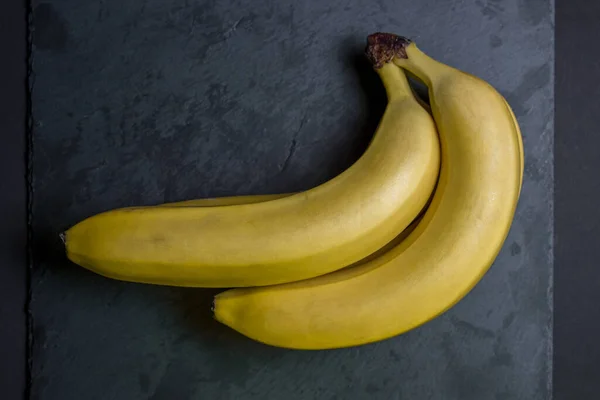 Bananen Een Zwarte Achtergrond Stelletje Rijpe Gele Bananen Exotische Vruchten — Stockfoto