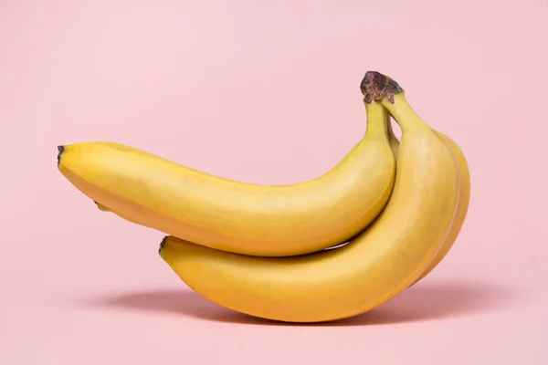 粉红背景的香蕉 一群成熟的黄香蕉 异国水果 — 图库照片