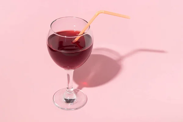 Ett Glas Vin Med Cocktailtub Rosa Bakgrund Hemma Vin Alkoholhaltiga — Stockfoto