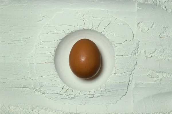 Telur Ayam Mentah Latar Belakang Tepung Bahan Pemanggang — Stok Foto
