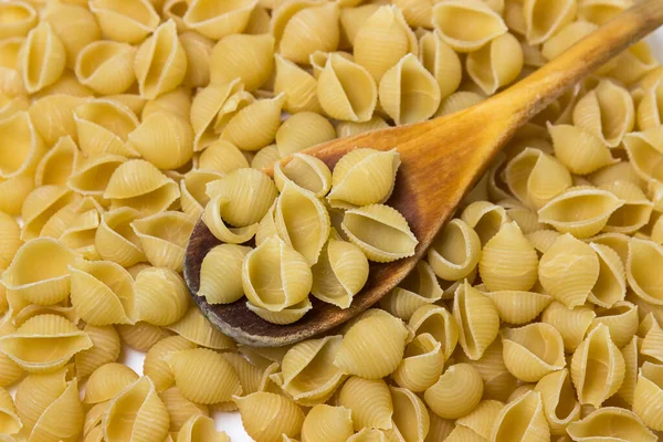 Pasta Een Witte Achtergrond Schelpvormige Pasta Traditioneel Voedsel — Stockfoto