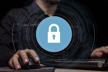 İşadamı asma kilit ikonunu seçer. Verileri korumak için siber güvenlik ve gizlilik kavramları. Bilgi depolama için kilit simgesi ve teknoloji.