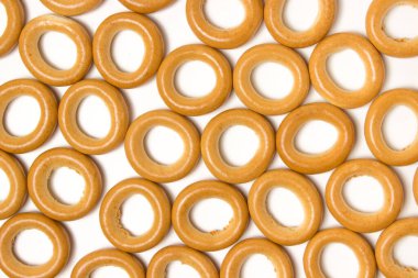 Beyaz arka planda simitler. Fırın ürünü. Çay için geleneksel atıştırmalık.