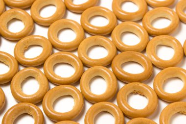 Beyaz arka planda simitler. Fırın ürünü. Çay için geleneksel atıştırmalık.