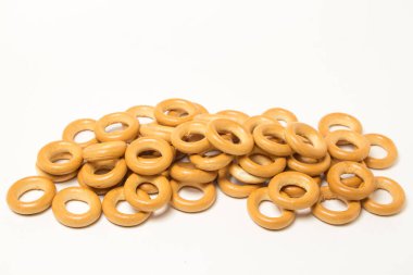 Beyaz arka planda simitler. Fırın ürünü. Çay için geleneksel atıştırmalık.