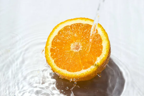 Agua Vierte Sobre Una Naranja Sobre Fondo Blanco Naranja Refrescante — Foto de Stock