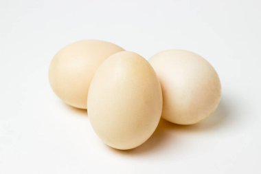 Beyaz arka planda beyaz ördek yumurtaları. Faydalı ve lezzetli yemekler..