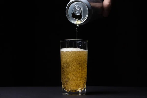 Склянка Пива Чорному Тлі Пиво Наливають Склянку Алюмінієвої Банки Алкогольний — стокове фото