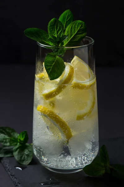 Освежающий Коктейль Черном Фоне Ледовый Напиток Льдом Лимоном Холодный Напиток — стоковое фото