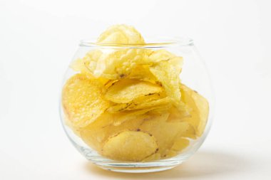 Beyaz arka planda patates cipsi. Bira ve diğer içecekler için lezzetli atıştırmalıklar..