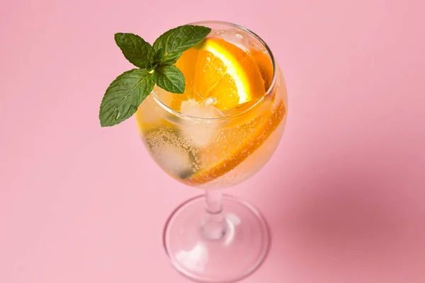 Verfrissende Cocktail Met Sinaasappel Munt Koud Drankje Met Ijs Een — Stockfoto