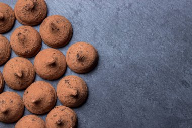 Siyah arka planda çikolatalı trüf şekerleri. Nefis çikolatalı tatlı..